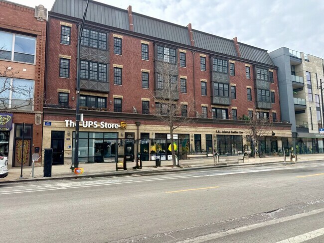 Building Photo - Stunning 2 Bed 2 Bath in the Wicker Park area