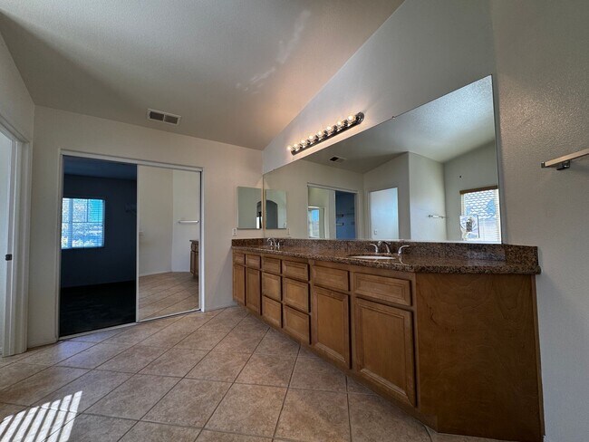Building Photo - Spacious Temecula House with Bedroom and Bathroom on first floor!