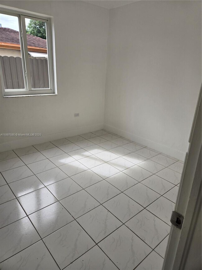 Building Photo - 310 SW 69th Ave