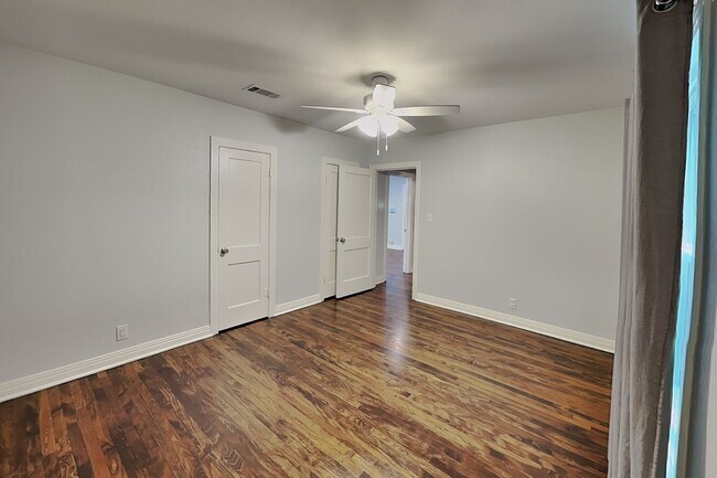 Building Photo - Designer Updates, Timeless Charm & an Unbeatable Fort Worth Location!