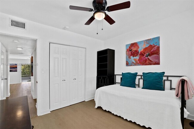 Building Photo - 1601 Bay Rd