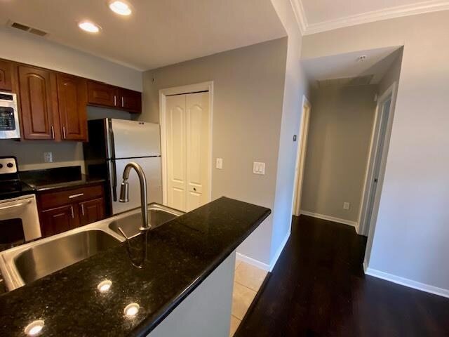 Building Photo - 6000 Shepherd Mountain Cove