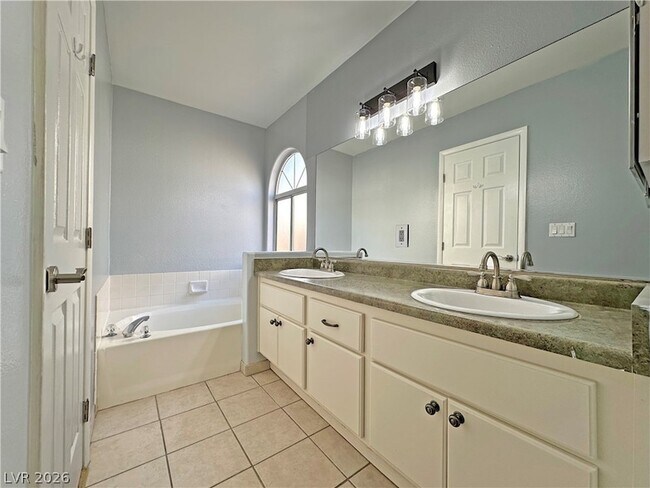 Building Photo - 2746 Sandalwood Ave