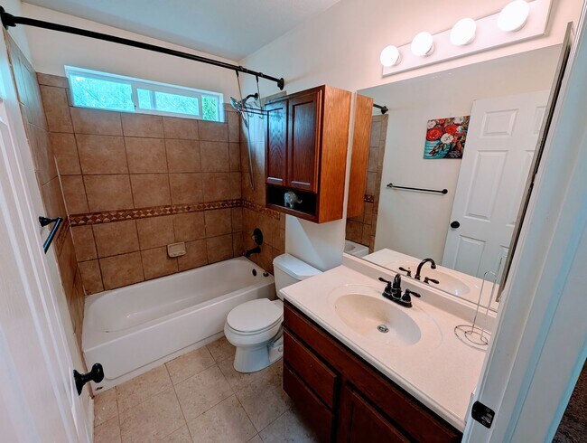 Building Photo - 749 Country Club Dr