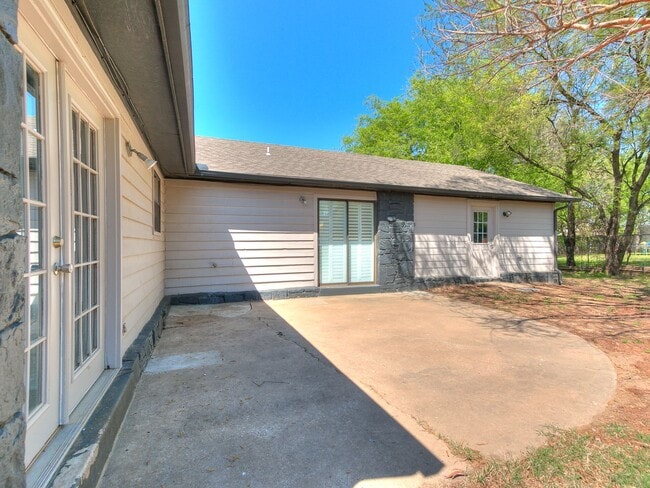 Building Photo - Beautiful 4 bedroom in South Tulsa and Union School District
