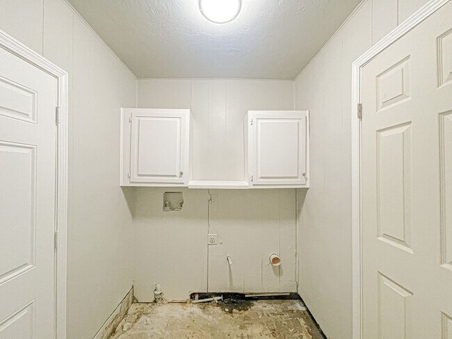 Building Photo - Updated 3/1 Home with Vaulted Ceilings & Large Fenced Backyard