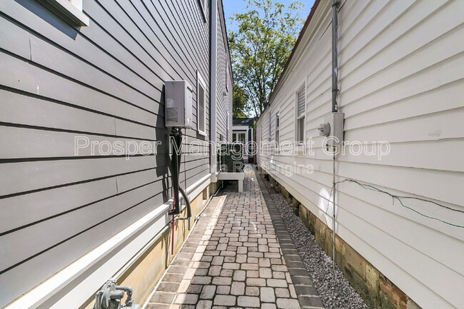 Building Photo - 8 Larnes St