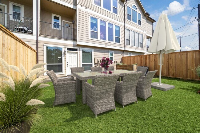 Building Photo - 2402 Calumet St