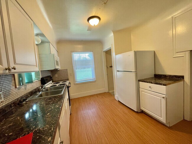 Building Photo - 4 Bedroom - PRE-LEASE FOR JUNE