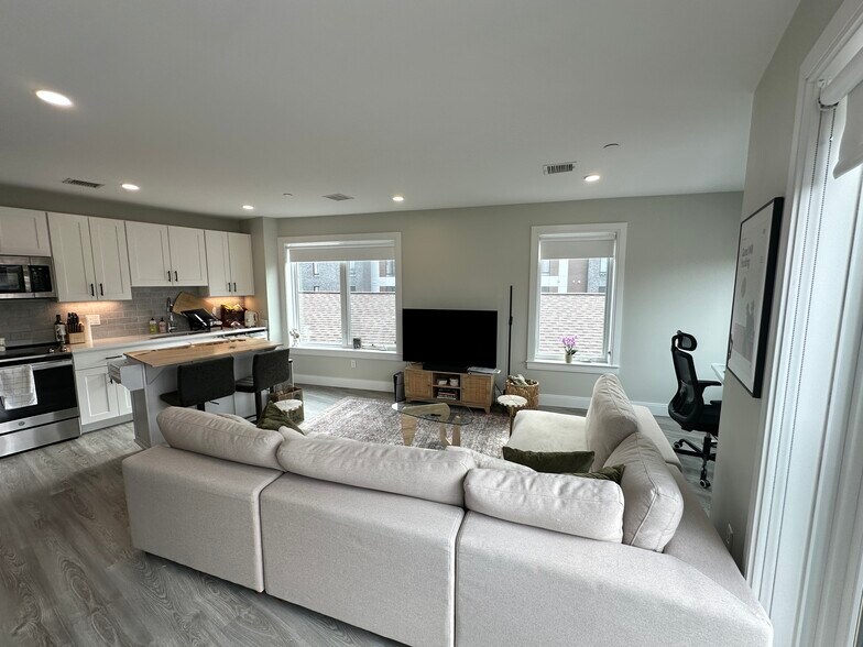 Building Photo - 206 Old Colony Ave