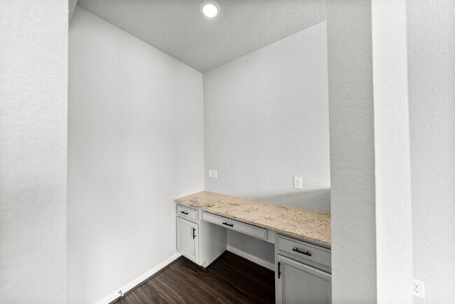 Building Photo - Beautifully Upgraded 3-Bedroom Home for Re...