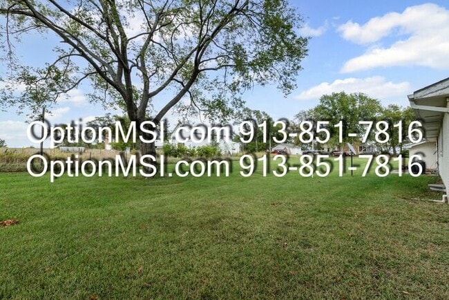 Building Photo - Spacious and move in ready!
