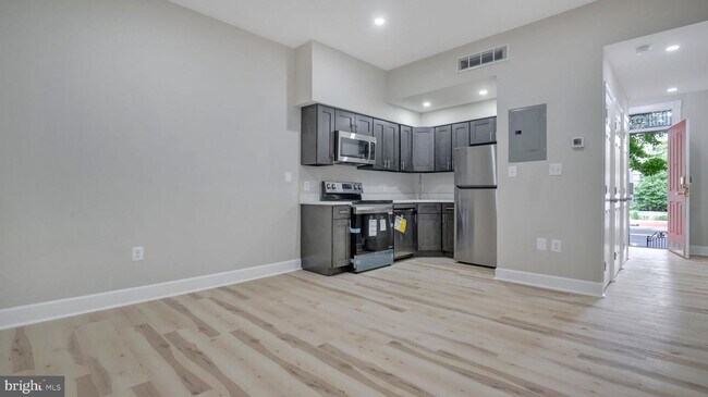 Building Photo - 816 1/2 8th St NE
