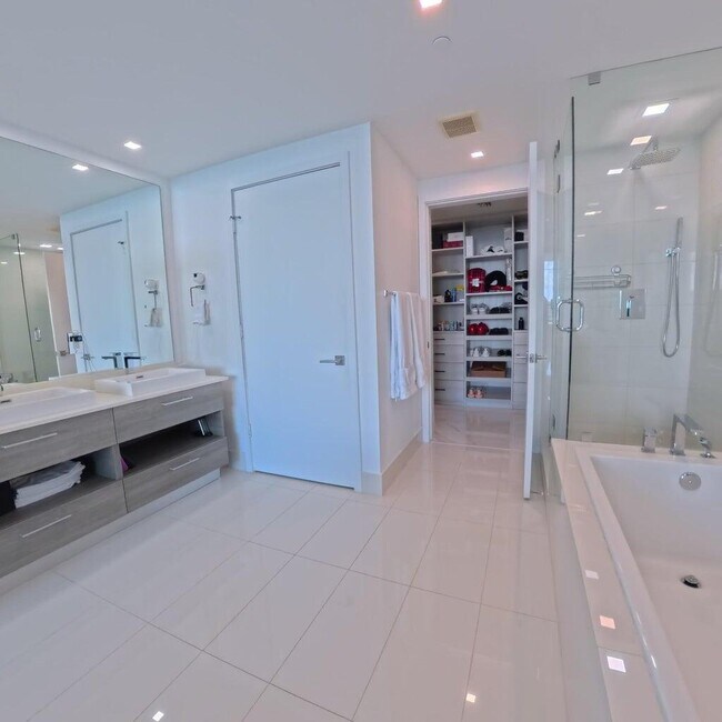 Building Photo - 650 NE 32nd St