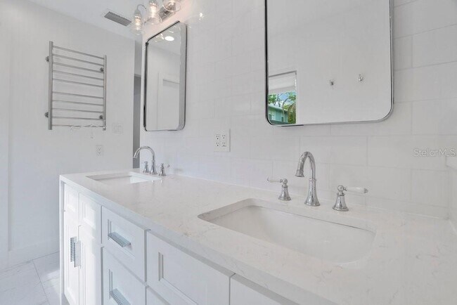 Building Photo - 812 East Blvd