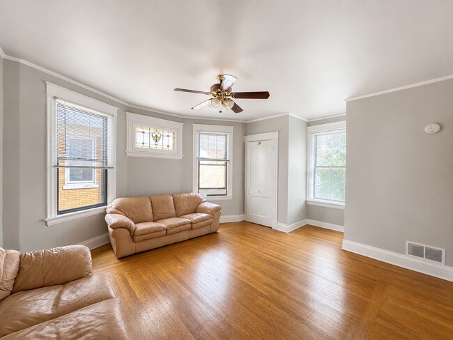 Building Photo - 6 Bed/2 Bath Mins. from UC Campus $600/pp ($3,600/mo)!