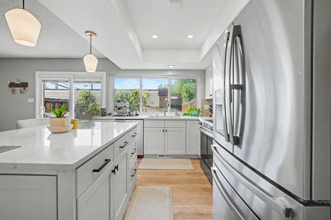 Building Photo - Modern 3-Bedroom Townhome Featuring an Updated Kitchen and Spacious Primary Suite