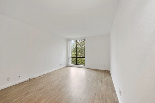 Building Photo - 906 N Doheny Dr