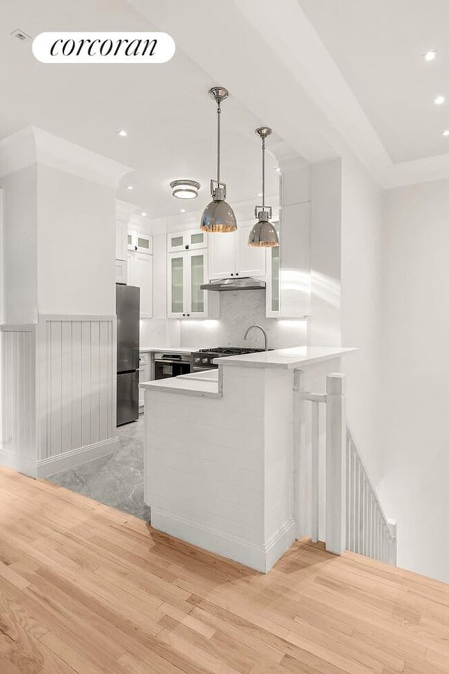 Building Photo - 6 E 65th St