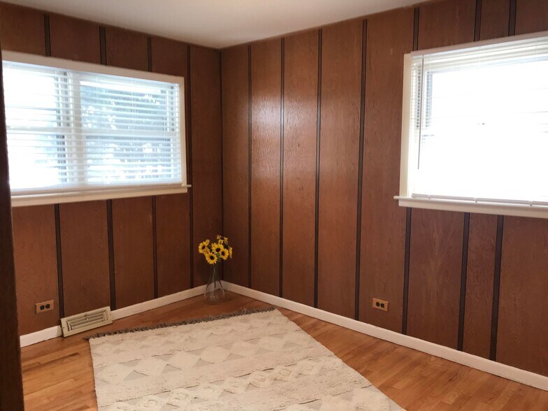 Building Photo - 782 N Van Auken St