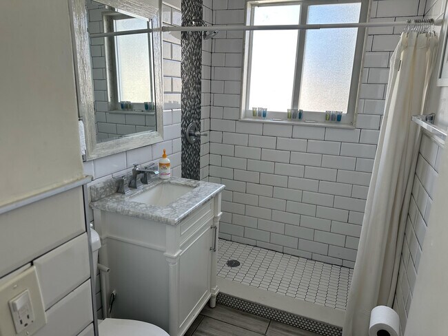 Building Photo - 1258 Beach Rd