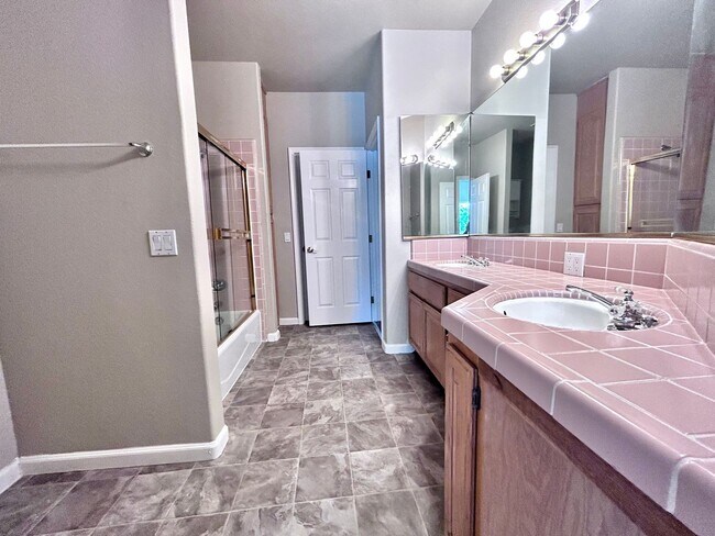 Building Photo - 5 Bedroom Home with a POOL in Folsom