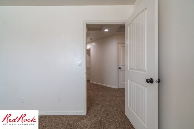 Building Photo - 3 Bedroom Two-Story Home Near Scenic Trails