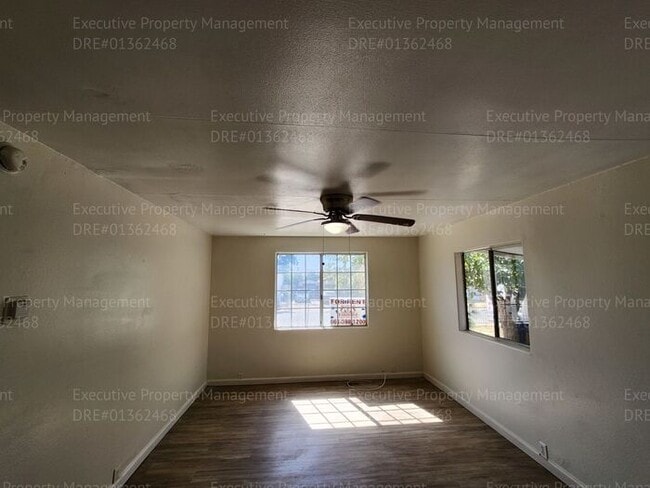 Building Photo - 3 bedroom/ 2 bathroom home