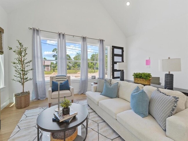 Building Photo - 2406 Mann St