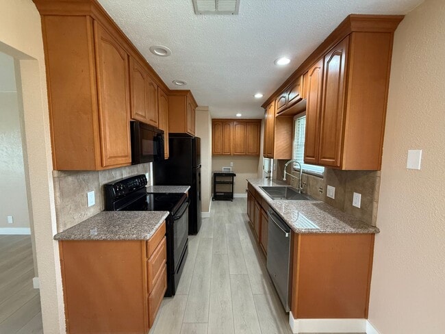 Building Photo - 3 bedroom single story in Manteca!