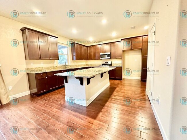 Building Photo - 1/2 Month Free! Spacious 4-Bedroom Gem in ...