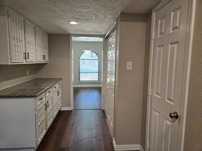 Building Photo - 4055 Cypressdale Dr
