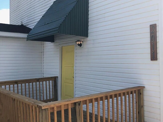 Primary Photo - Sleek Highland Park Unit – Great Location,...