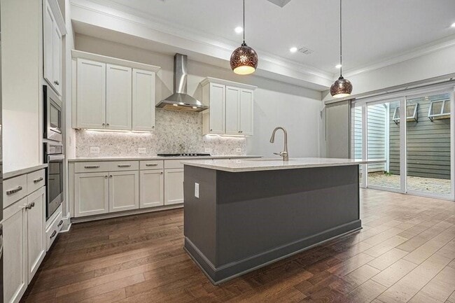 Building Photo - 123 Village Green Ave