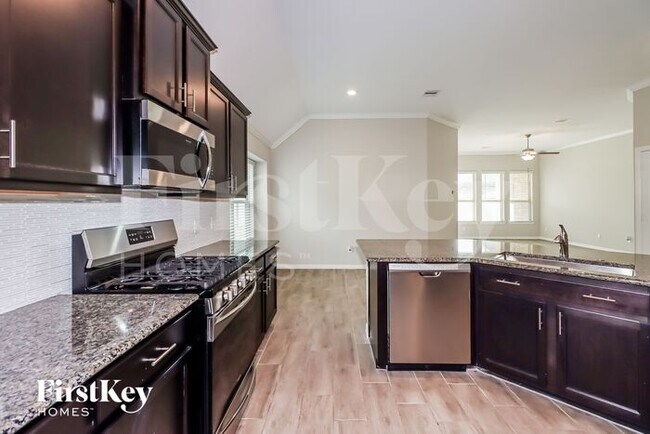 Building Photo - 1648 Breezewood Dr