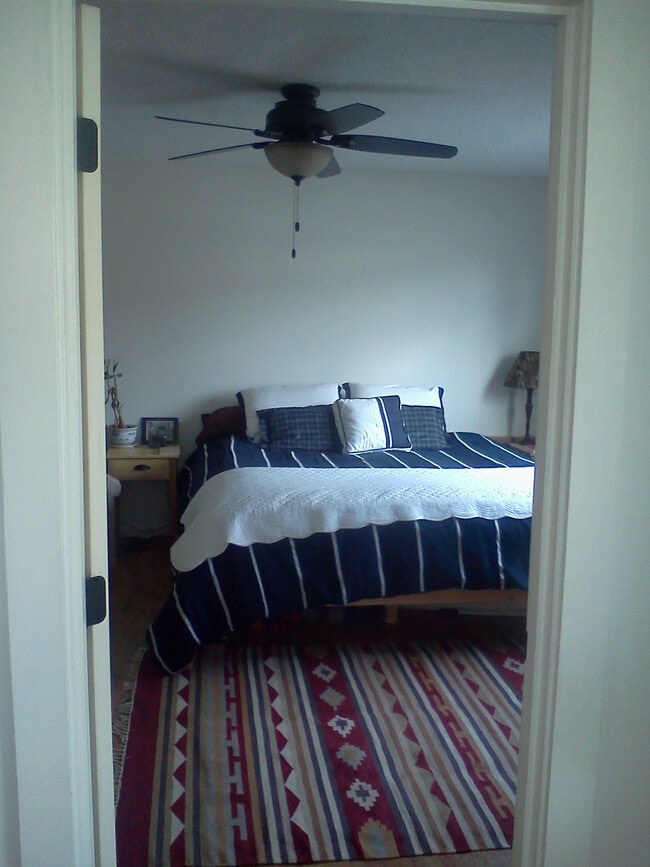 Building Photo - 1102 E Victor St