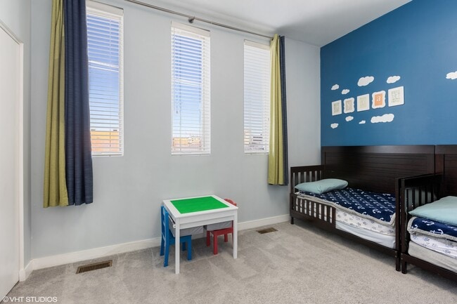 Building Photo - 1240 W Cottage Pl