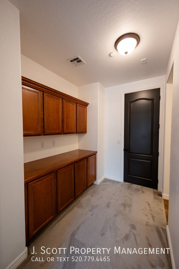 Building Photo - 2445 E Montecito Ave
