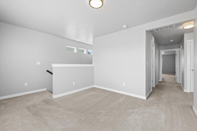Building Photo - 3 bed, 3 bath with over 2000 sq ft!