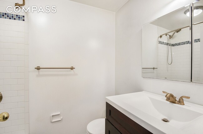 Building Photo - Sunny one bed on the cusp of Park Slope and Gowanus