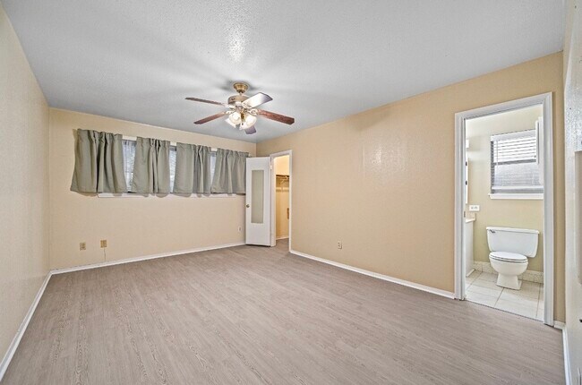 Building Photo - 4822 Lost Oak Dr