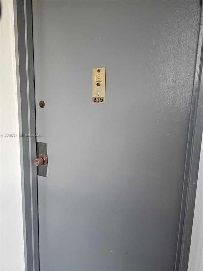 Building Photo - 20400 W Country Club Dr