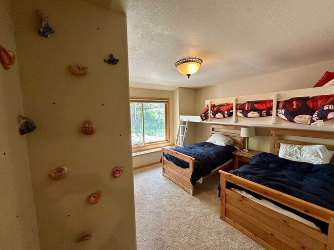 Building Photo - 4BD Duplex - Premium Location, Lots of Space, Nice Finishes