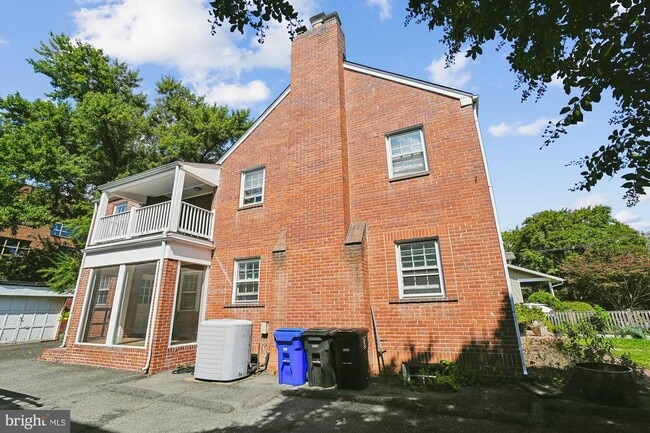 Building Photo - 904 N Ivy St