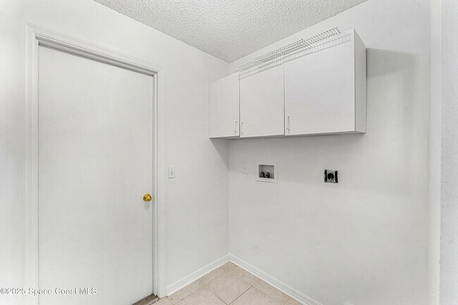 Building Photo - 1560 Vista Lake Cir