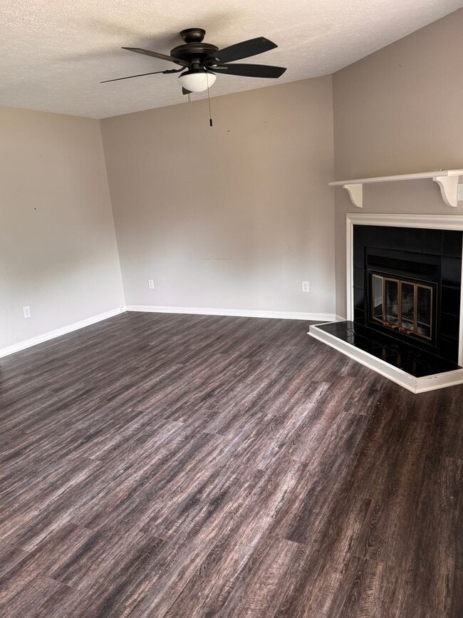 Building Photo - 2 Bedroom || 1.5 Bathroom Townhouse
