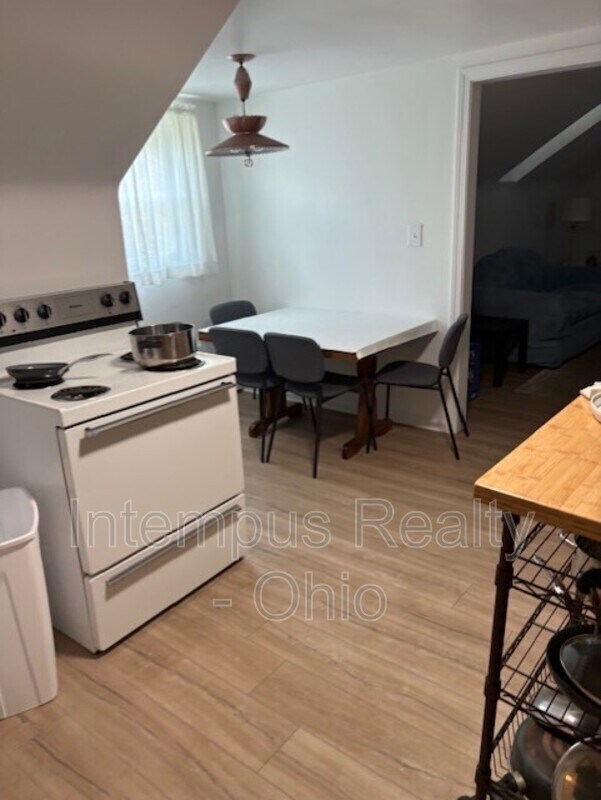 Building Photo - 930 Mansell Dr