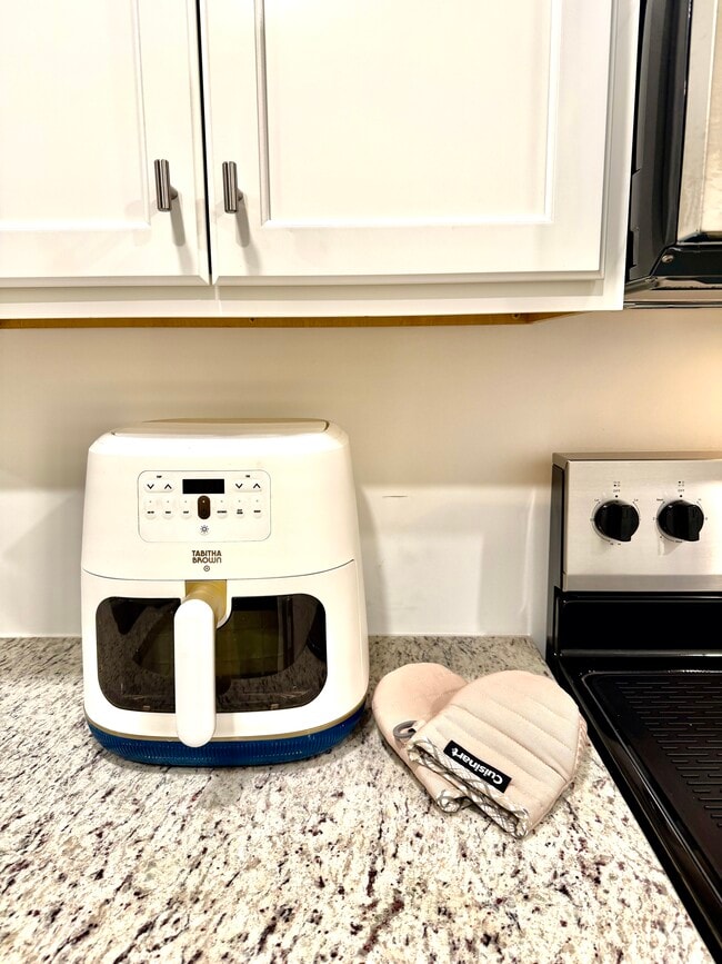 Building Photo - Luxury Townhome