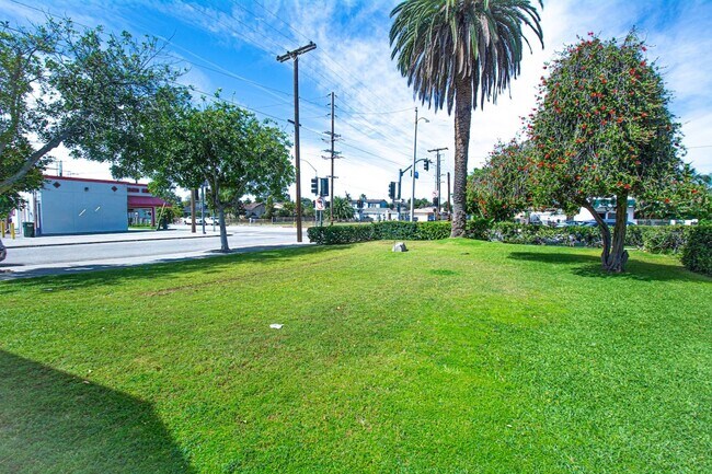 Building Photo - 306 N Azusa Ave