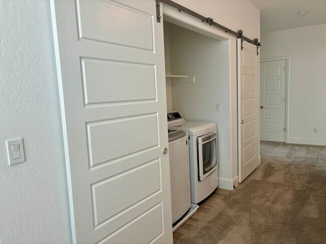Building Photo - 2846 E Tamarind Dr